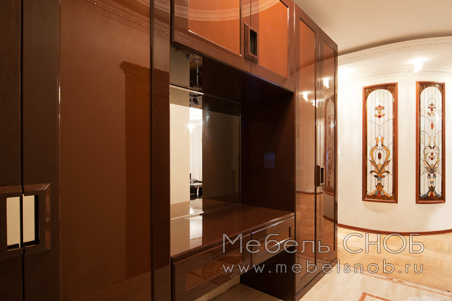 Шкаф в прихожей изготовлен в стиле классика, двери изготовлены из МДФ, вставки в дверях - МДФ, окрашенный цветом, отличным от основного.