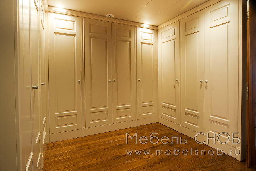 Двери гардеробной комнаты изготовлены из мдф с эмалью.