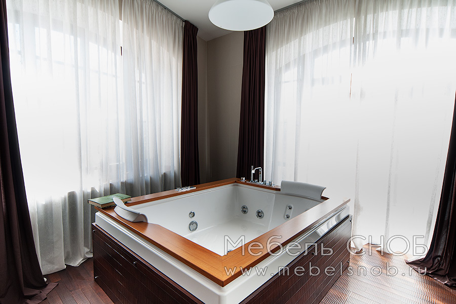 Термообработанная древесина является наиболее долговечным материалом при декорировании ванных и душевых комнат с джакузи.