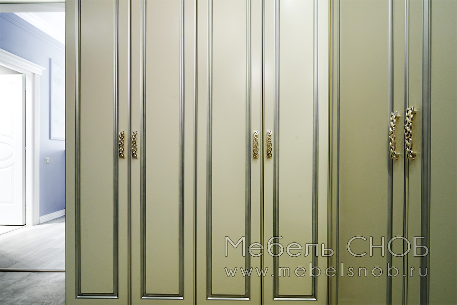 Распашные двери шкафа сделаны из МДФ с фрезеровкой, окрашены по каталогу RAL.