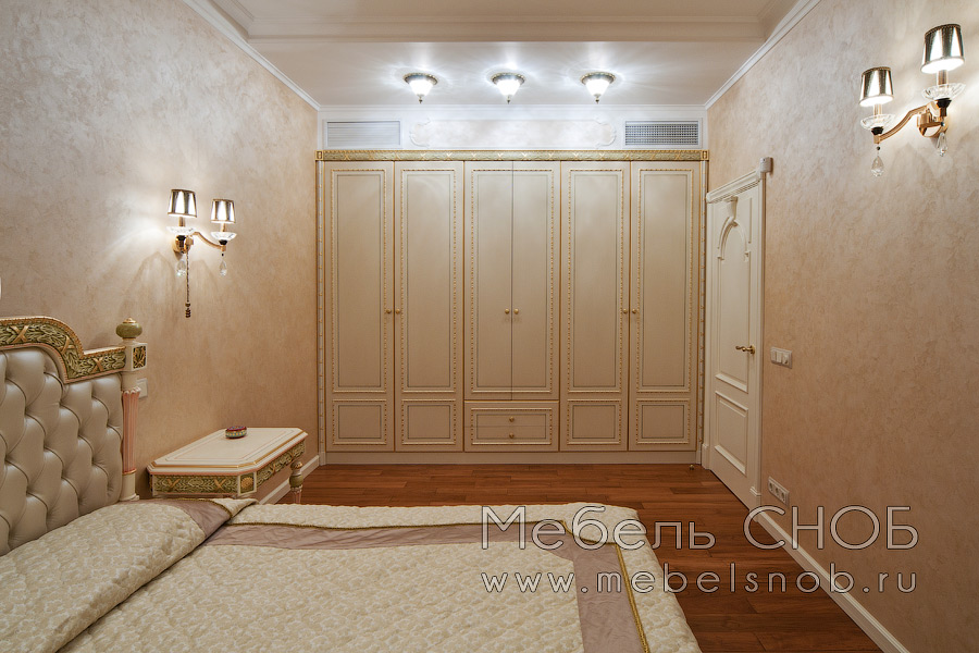 Компанией Мебель СНОБ был изготовлен по индивидуальному заказу встроенный платяной шкаф к итальянской спальне в классическом стиле.