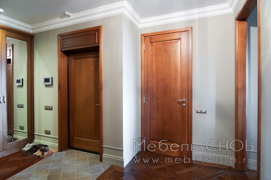 Проем для входной двери изготовлен в едином стиле и цветовом решении всей квартиры.