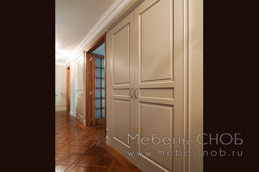 В коридоре размещены встроенные шкафы. Распашные двери с оригинальной филенкой изготовлены из мдф с покраской в цвет стен.