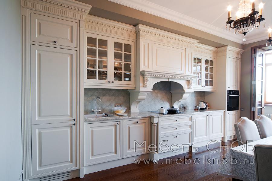 Кухню дополняют вертикальные пилястры и карниз с вертикальным фризом.