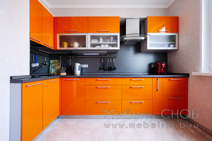 Кухня с фасадами глянец - это мебель прежде всего для любителей современного стиля в квартире.